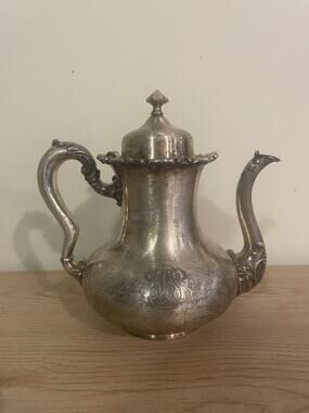 VTG 6” Meriden B. Company Silverplate Victorian Fleur de Lis Teapot #912 READ